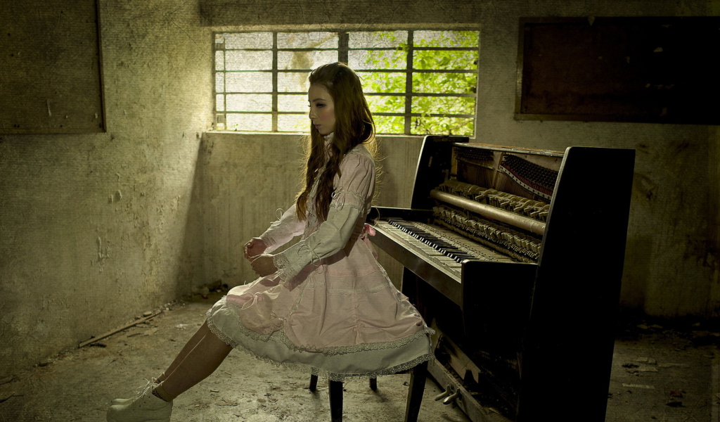 Обои Girl And Piano 1024x600