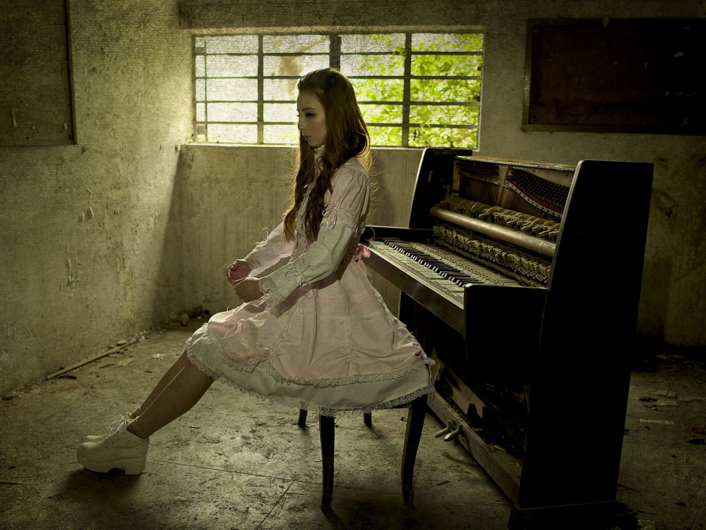 Girl And Piano wallpaper 1024x768