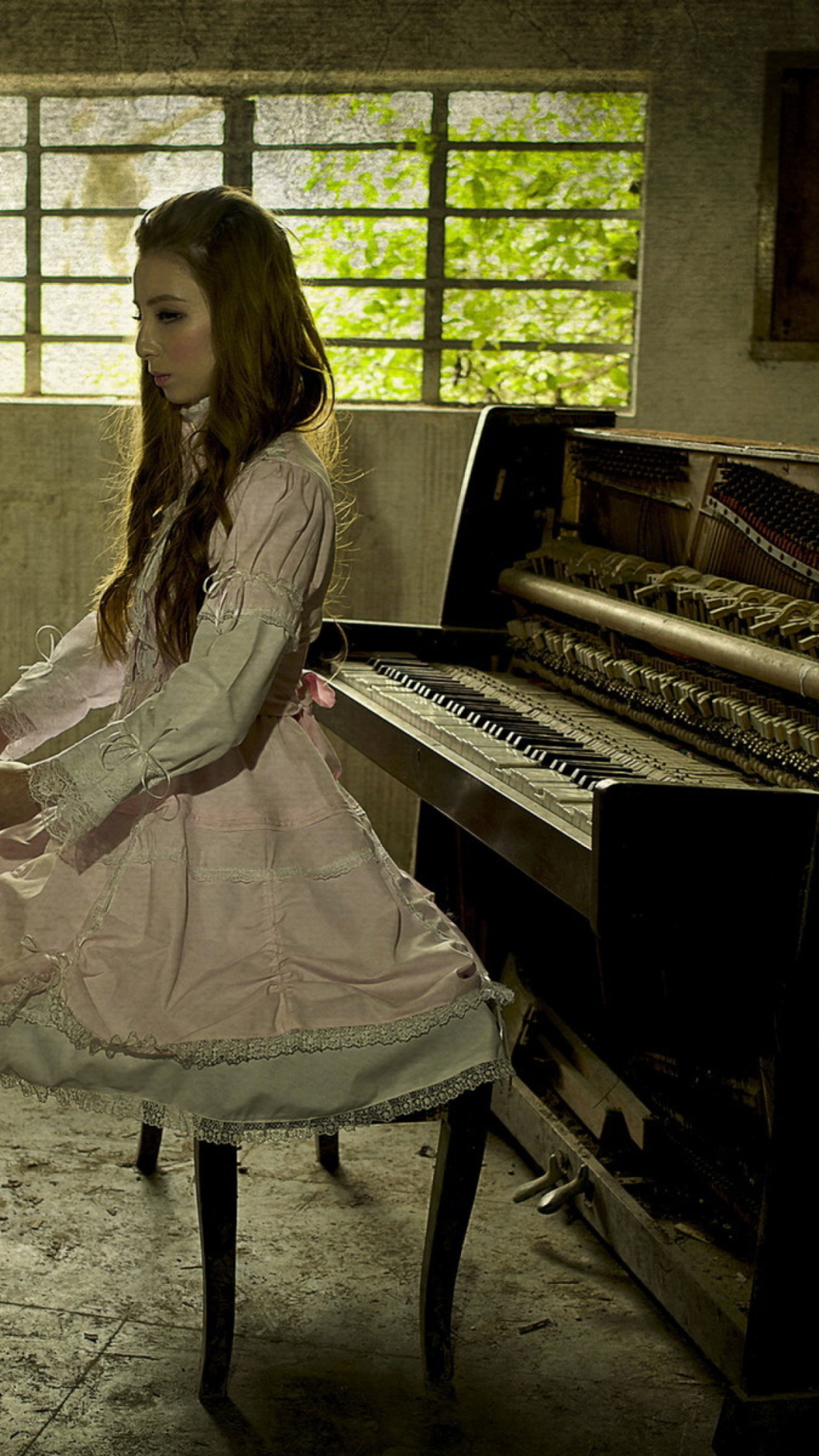 Sfondi Girl And Piano 1080x1920
