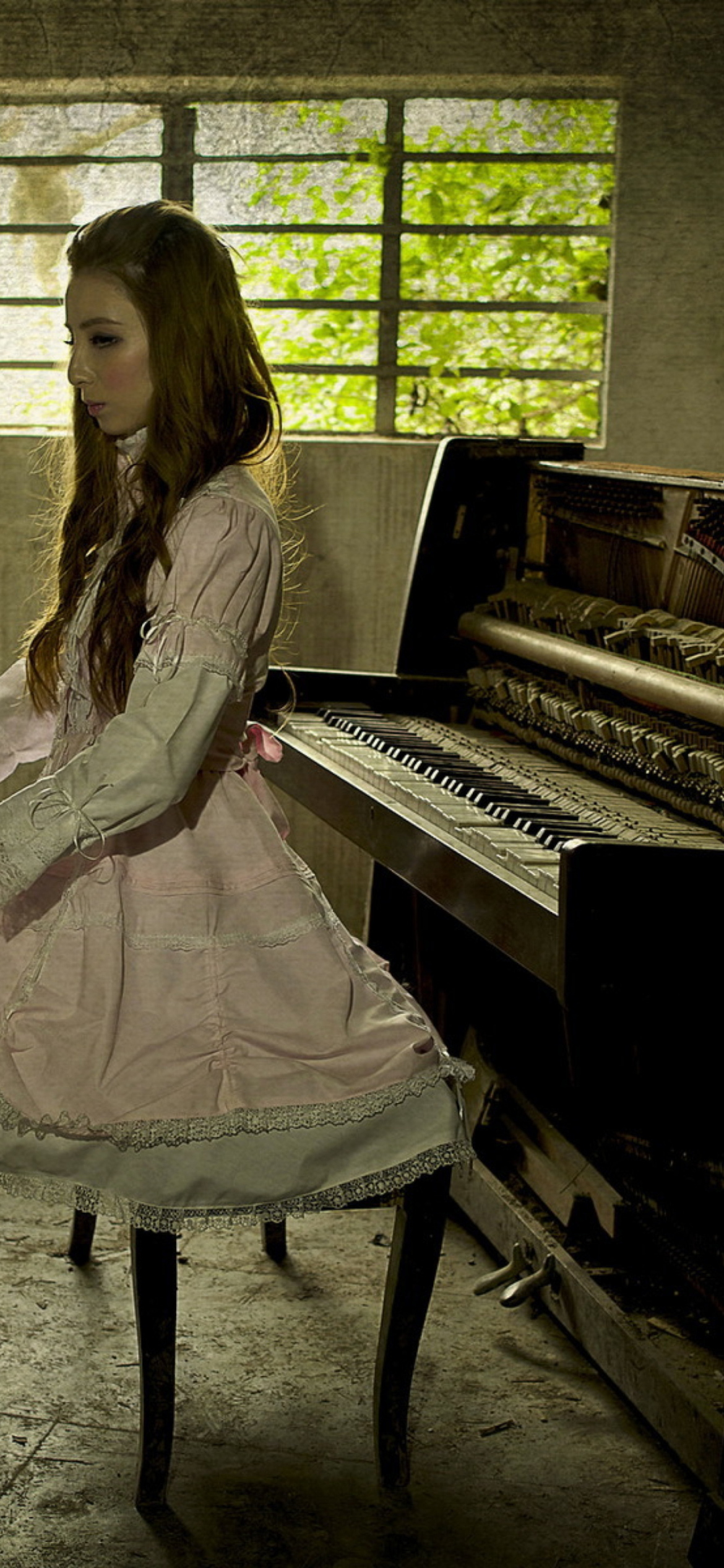 Sfondi Girl And Piano 1170x2532