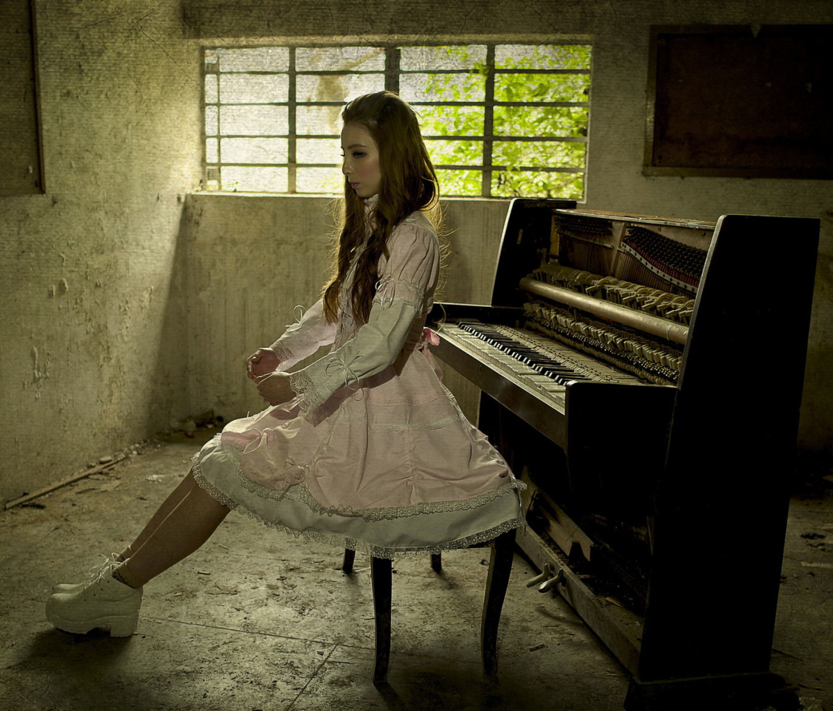 Girl And Piano wallpaper 1200x1024