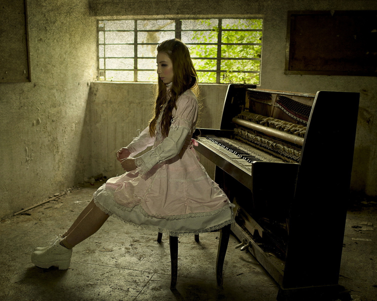 Das Girl And Piano Wallpaper 1280x1024