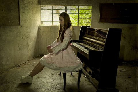 Girl And Piano wallpaper 480x320