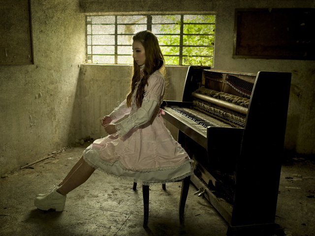 Das Girl And Piano Wallpaper 640x480