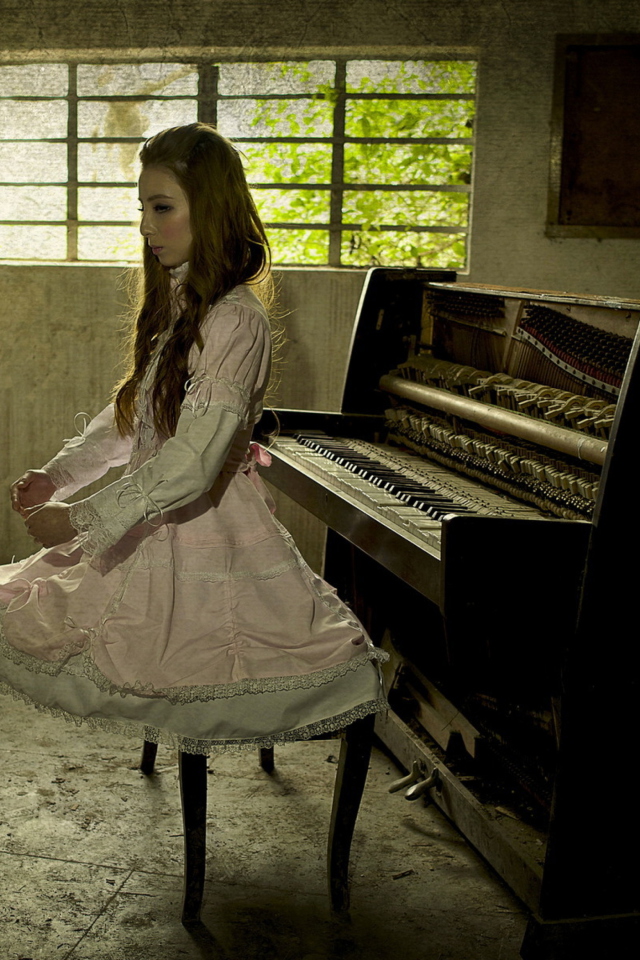 Sfondi Girl And Piano 640x960