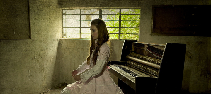 Girl And Piano wallpaper 720x320