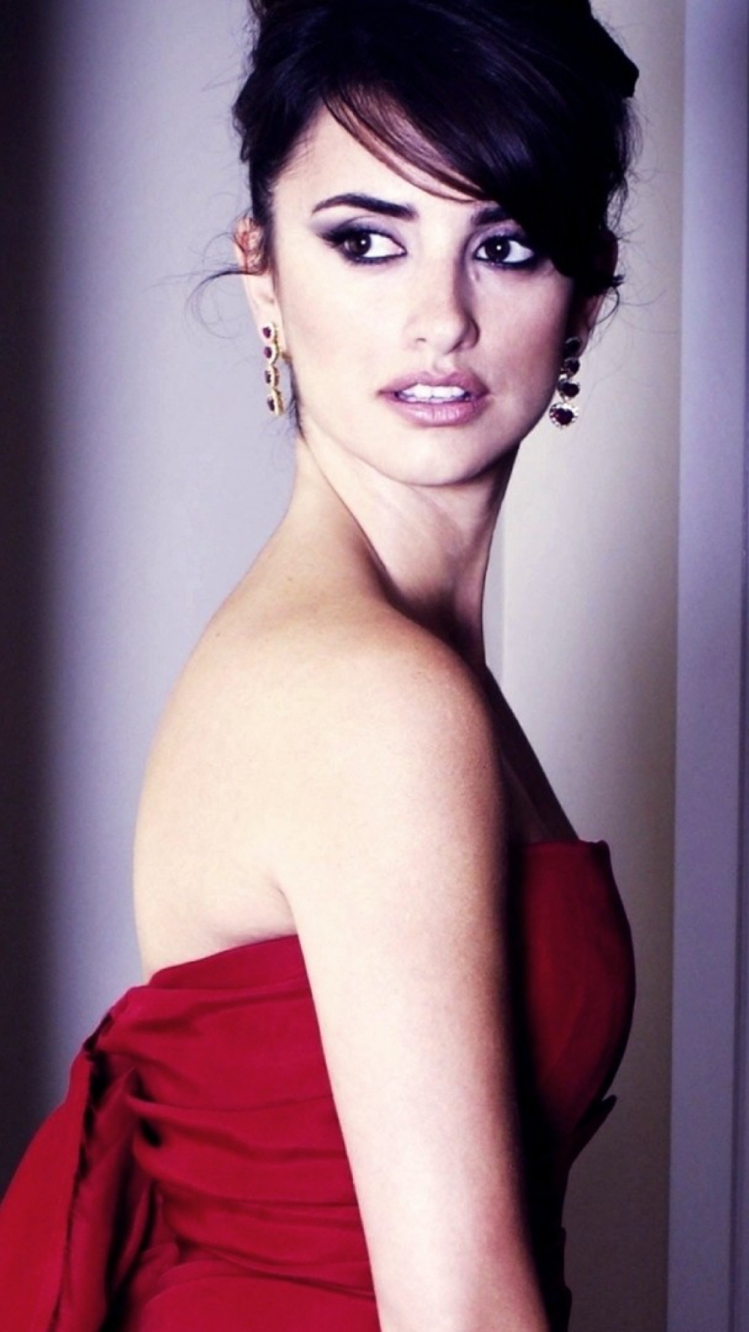 Обои Penelope Cruz In Red Dress 1080x1920