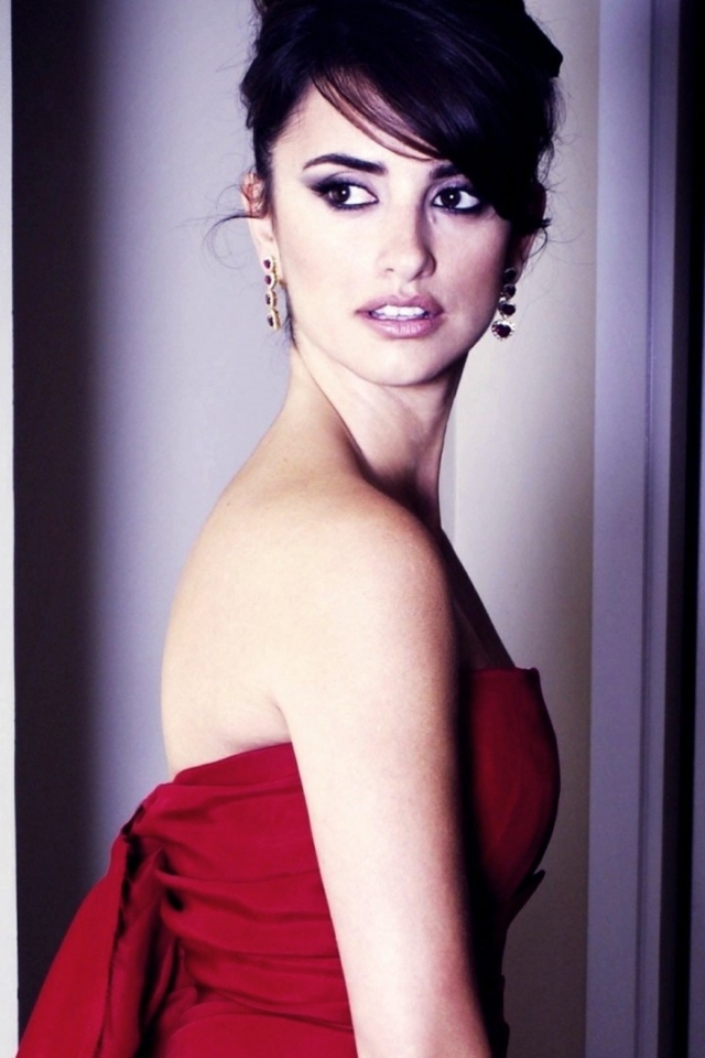 Обои Penelope Cruz In Red Dress 640x960
