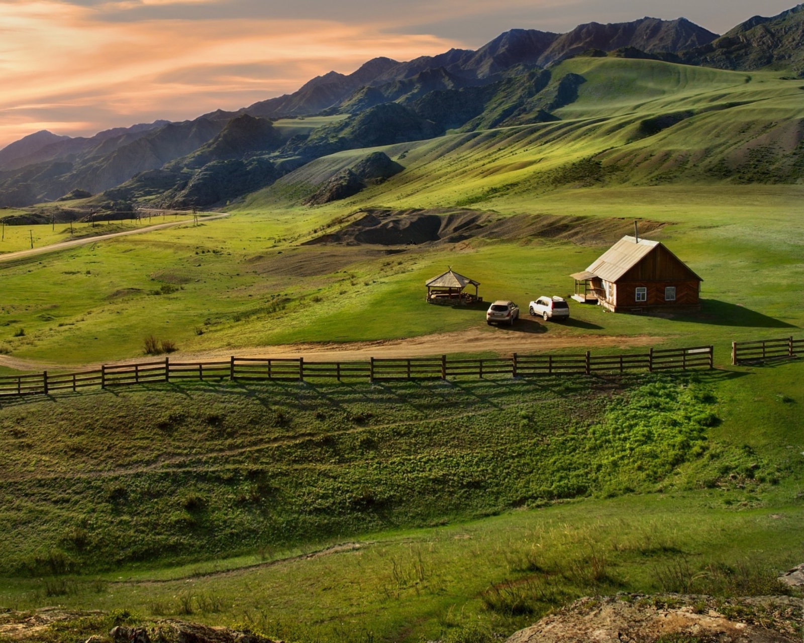 Sfondi Little House In Mountains 1600x1280