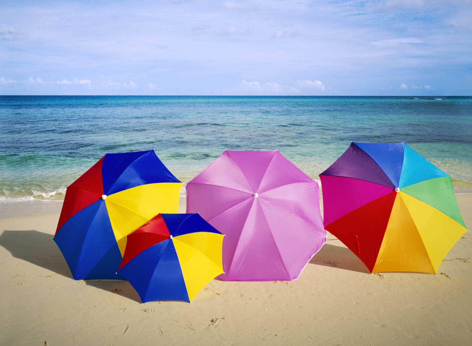 Обои Umbrellas On The Beach 1920x1408