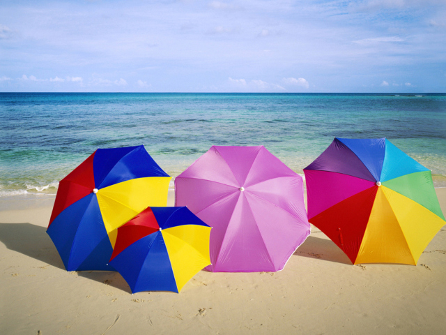 Das Umbrellas On The Beach Wallpaper 640x480