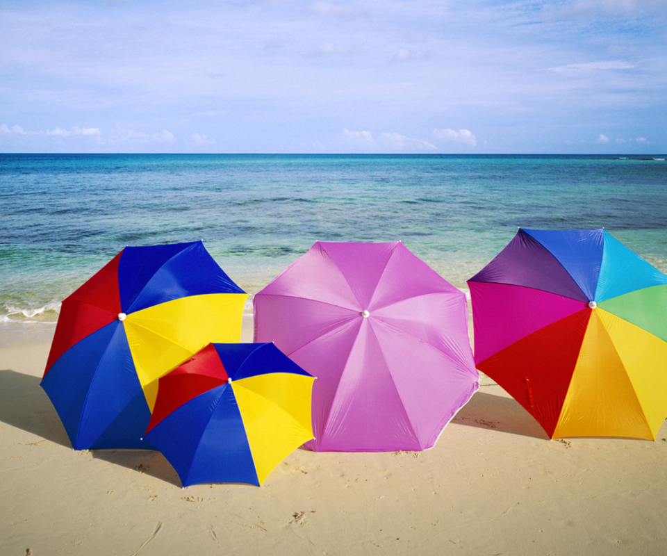 Das Umbrellas On The Beach Wallpaper 960x800