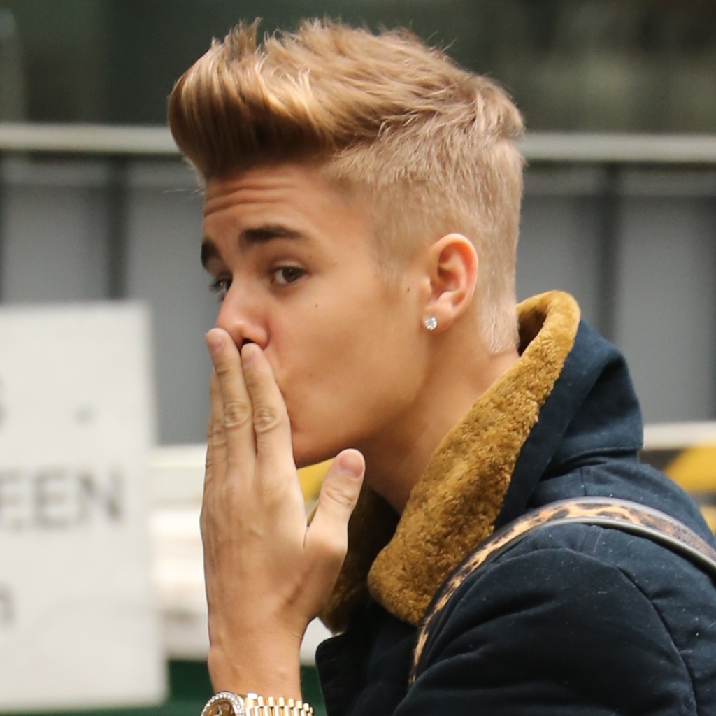 Das Justin Bieber Air Kiss Wallpaper 1024x1024