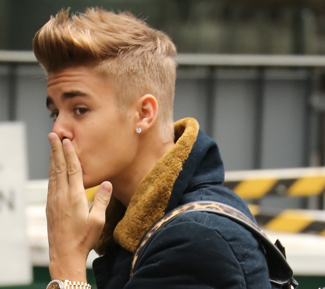 Sfondi Justin Bieber Air Kiss 1080x960