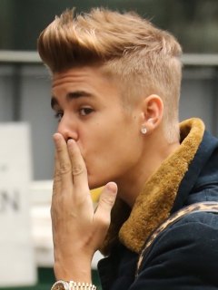 Das Justin Bieber Air Kiss Wallpaper 240x320