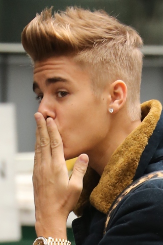 Das Justin Bieber Air Kiss Wallpaper 320x480