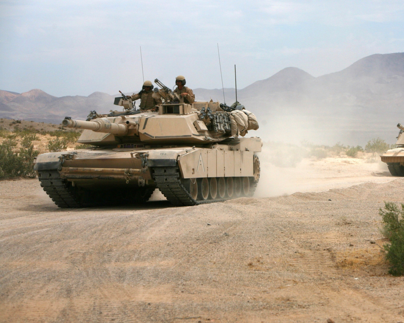 Обои United States Marine Corps on Tanks 1600x1280