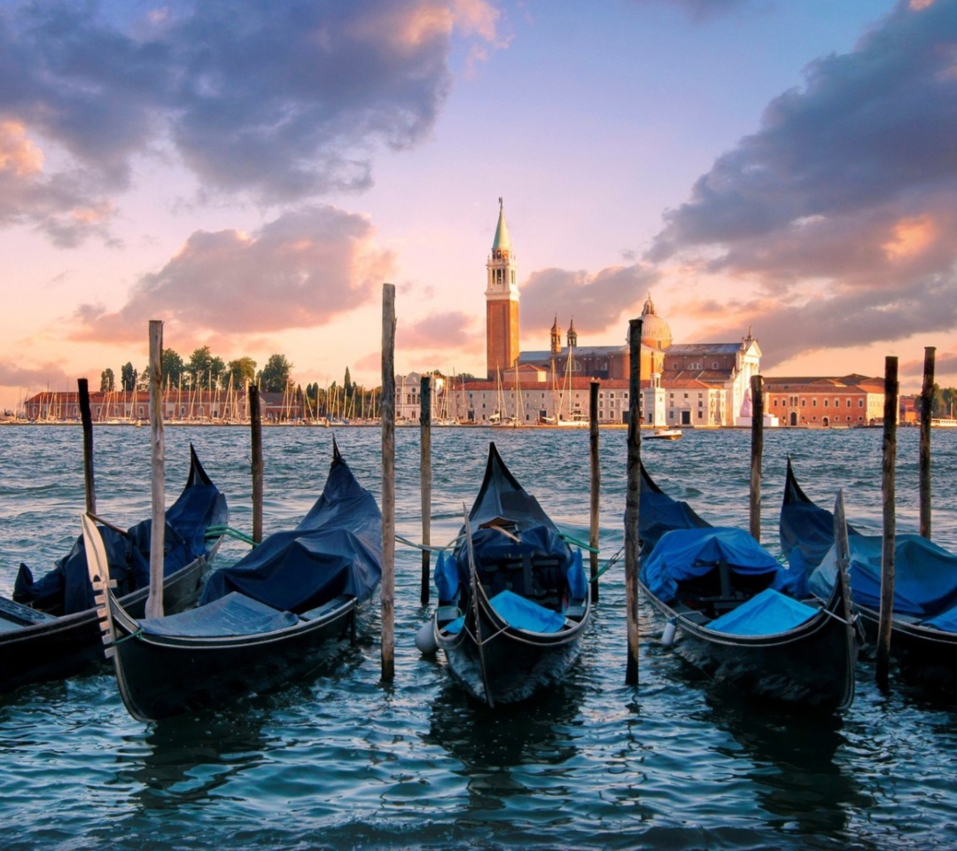 Fondo de pantalla Venice Italy Gondolas 1080x960