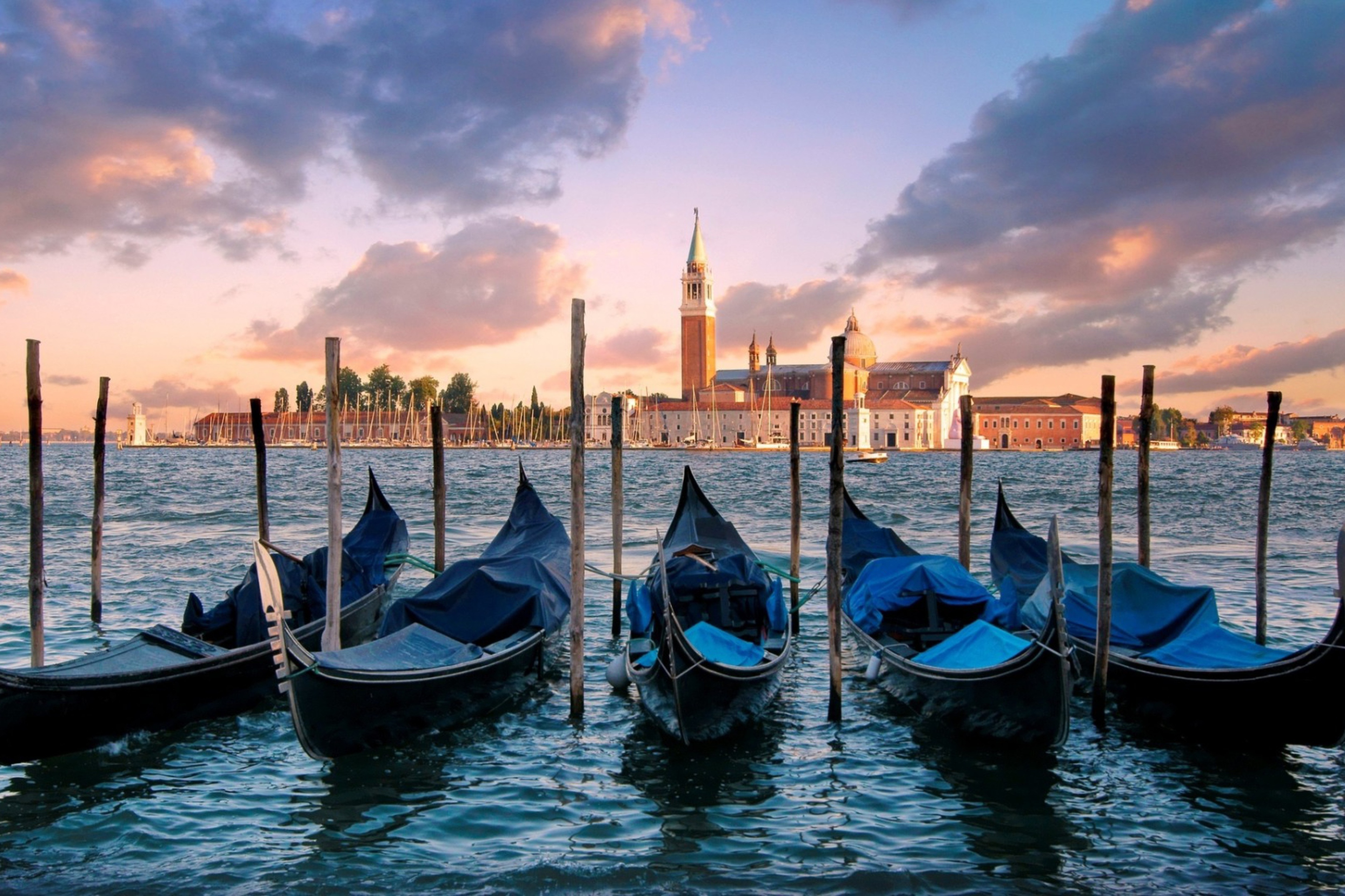 Fondo de pantalla Venice Italy Gondolas 2880x1920