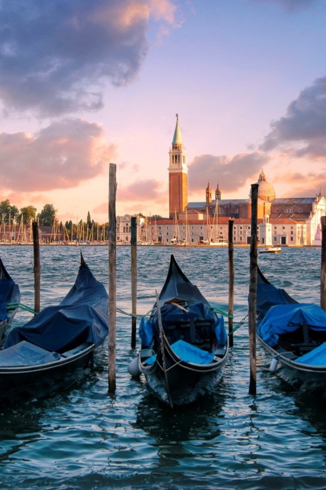Обои Venice Italy Gondolas 640x960