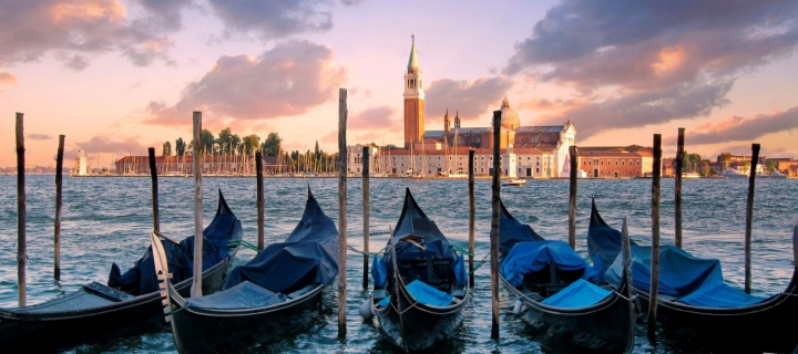 Обои Venice Italy Gondolas 720x320