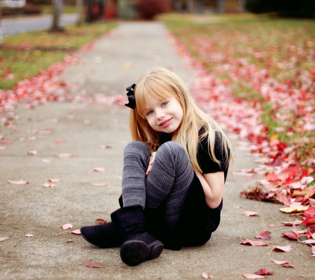 Sfondi Little Blonde Girl In Autumn Park 1080x960