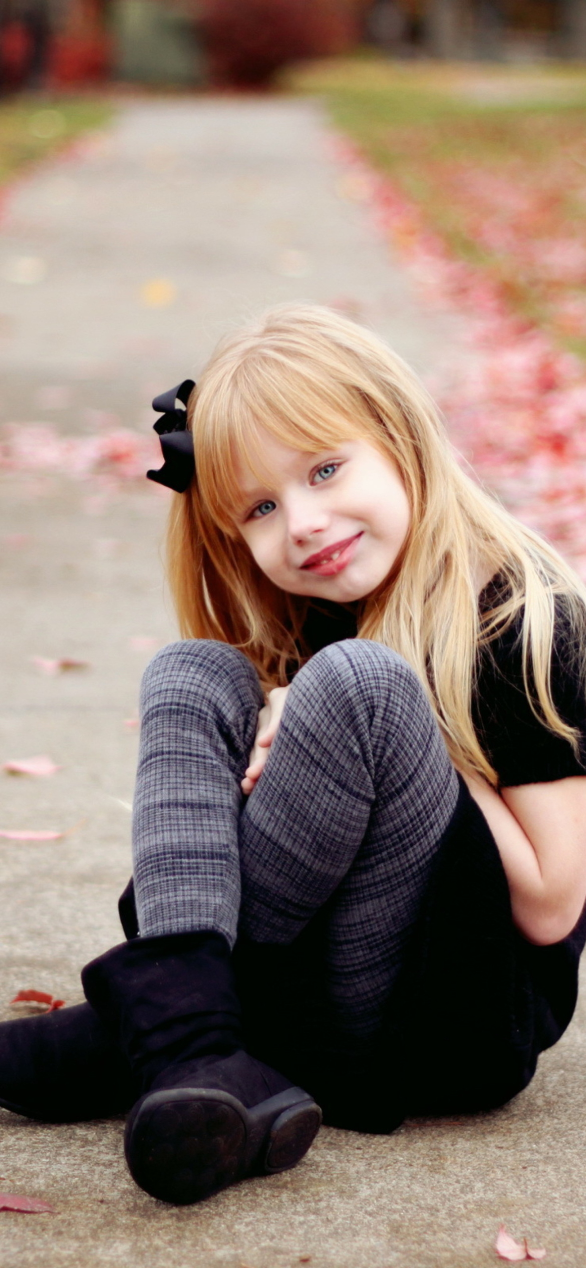 Das Little Blonde Girl In Autumn Park Wallpaper 1170x2532