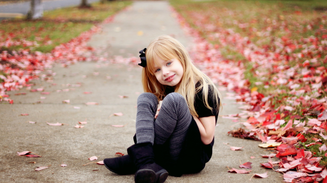 Fondo de pantalla Little Blonde Girl In Autumn Park 1280x720
