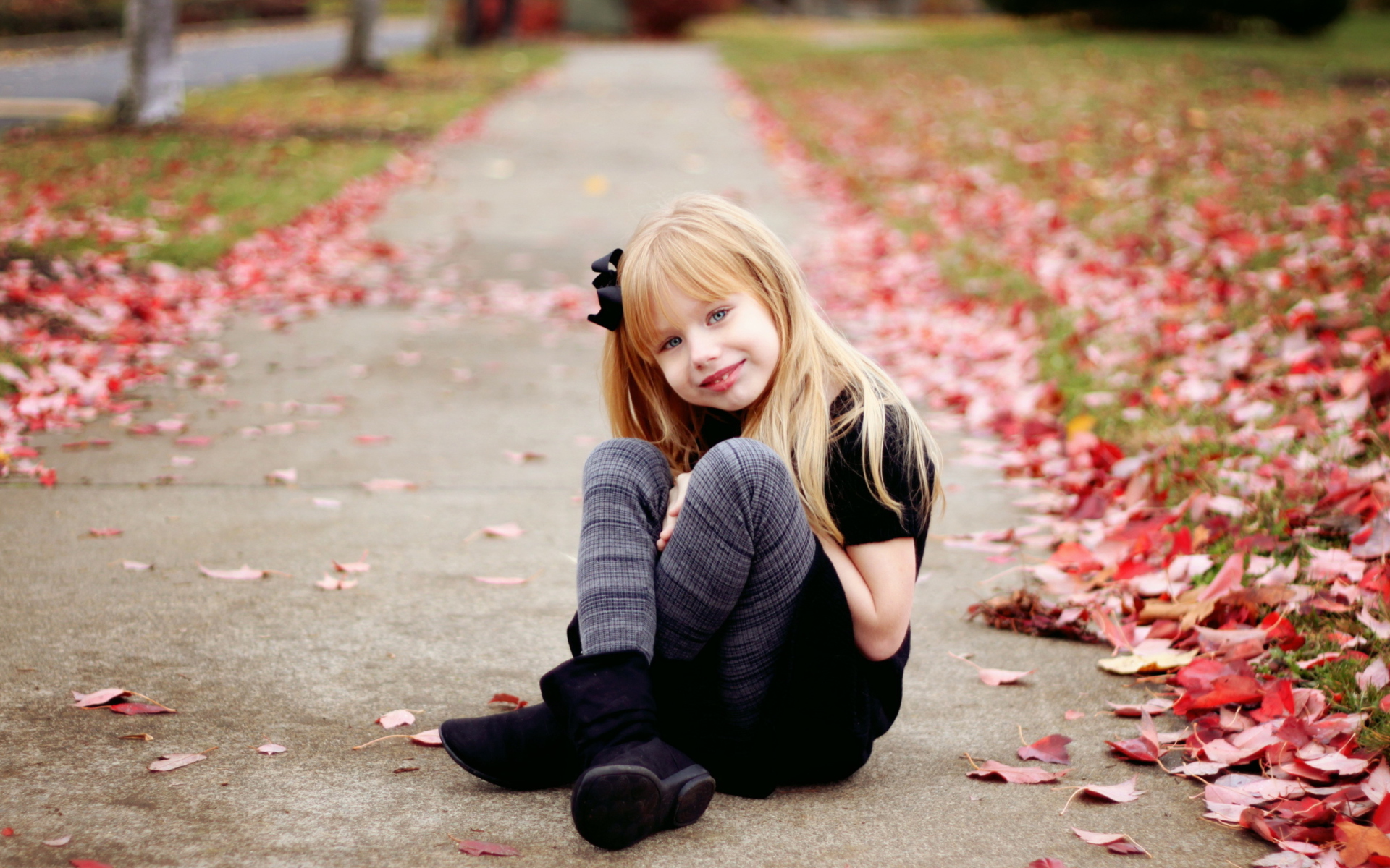 Обои Little Blonde Girl In Autumn Park 1920x1200