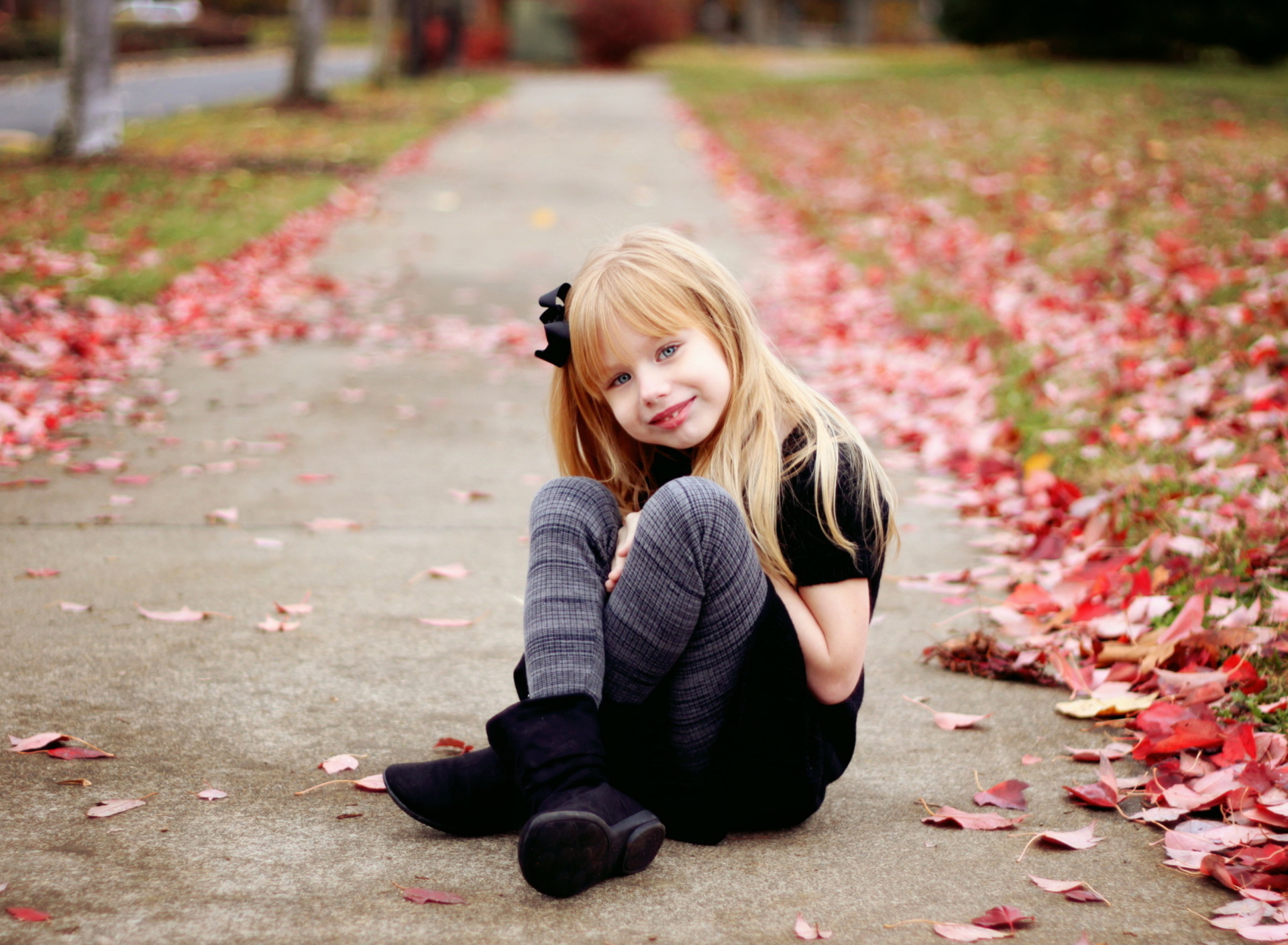 Обои Little Blonde Girl In Autumn Park 1920x1408