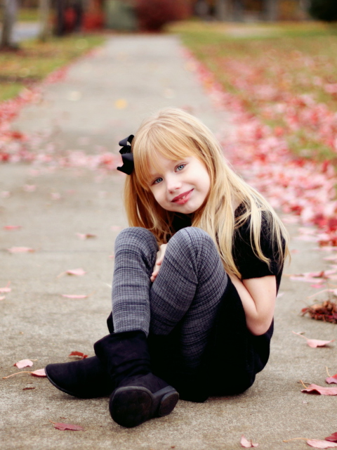 Fondo de pantalla Little Blonde Girl In Autumn Park 480x640