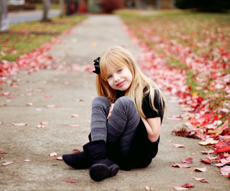 Обои Little Blonde Girl In Autumn Park 960x800