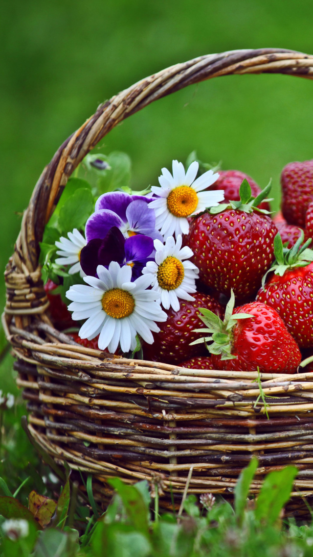 Strawberries in Baskets wallpaper 640x1136
