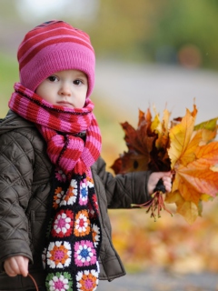 Das Cute Baby In Autumn Wallpaper 240x320