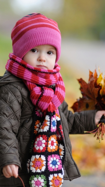 Das Cute Baby In Autumn Wallpaper 360x640
