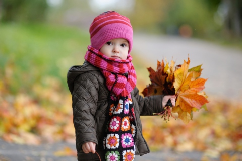 Cute Baby In Autumn screenshot #1 480x320