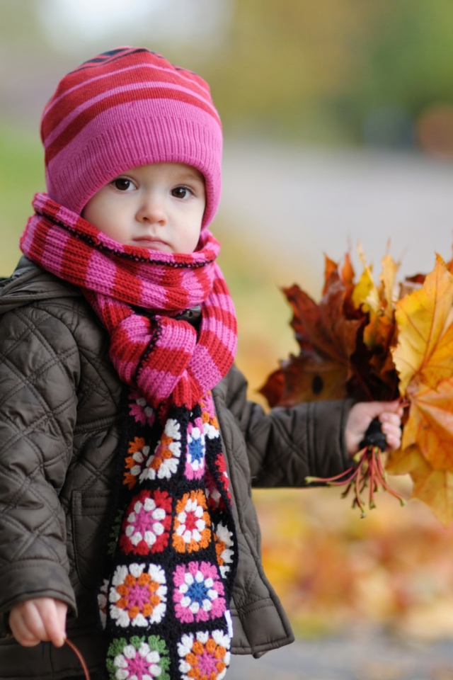 Fondo de pantalla Cute Baby In Autumn 640x960