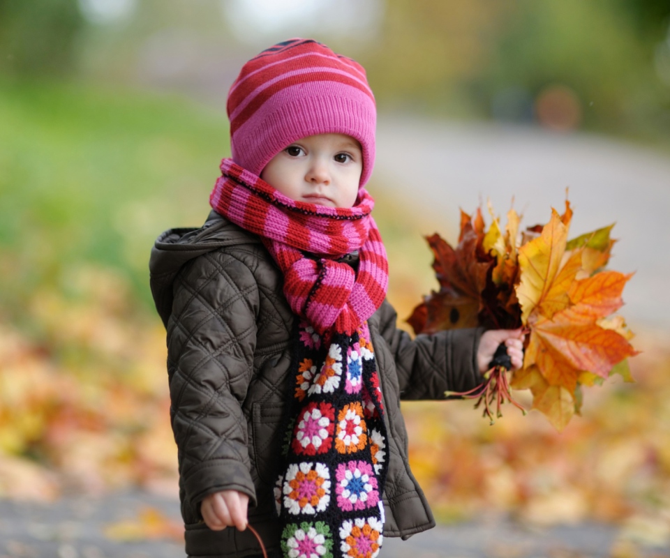 Cute Baby In Autumn screenshot #1 960x800