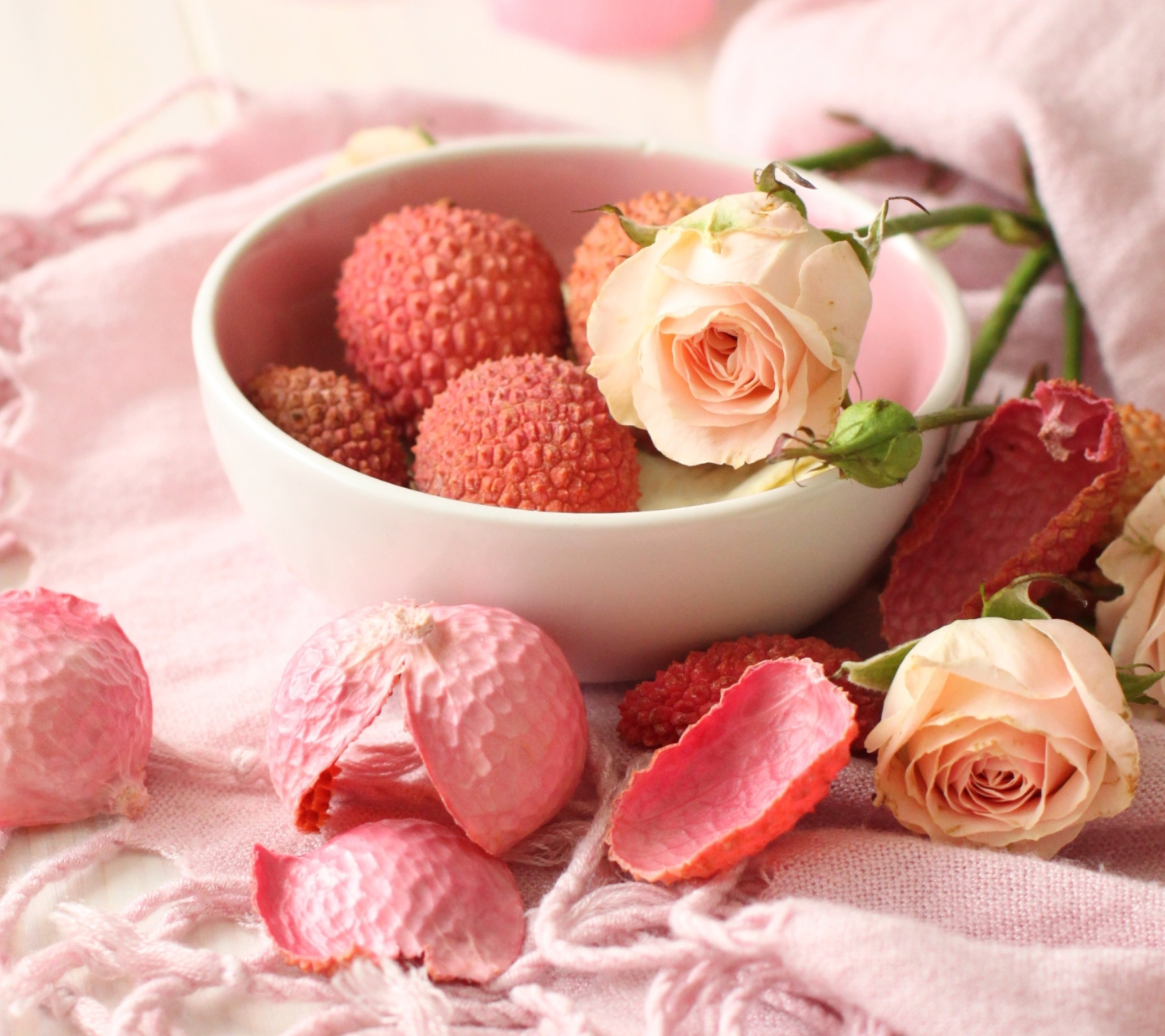 Обои Pink Roses And Petals 1440x1280