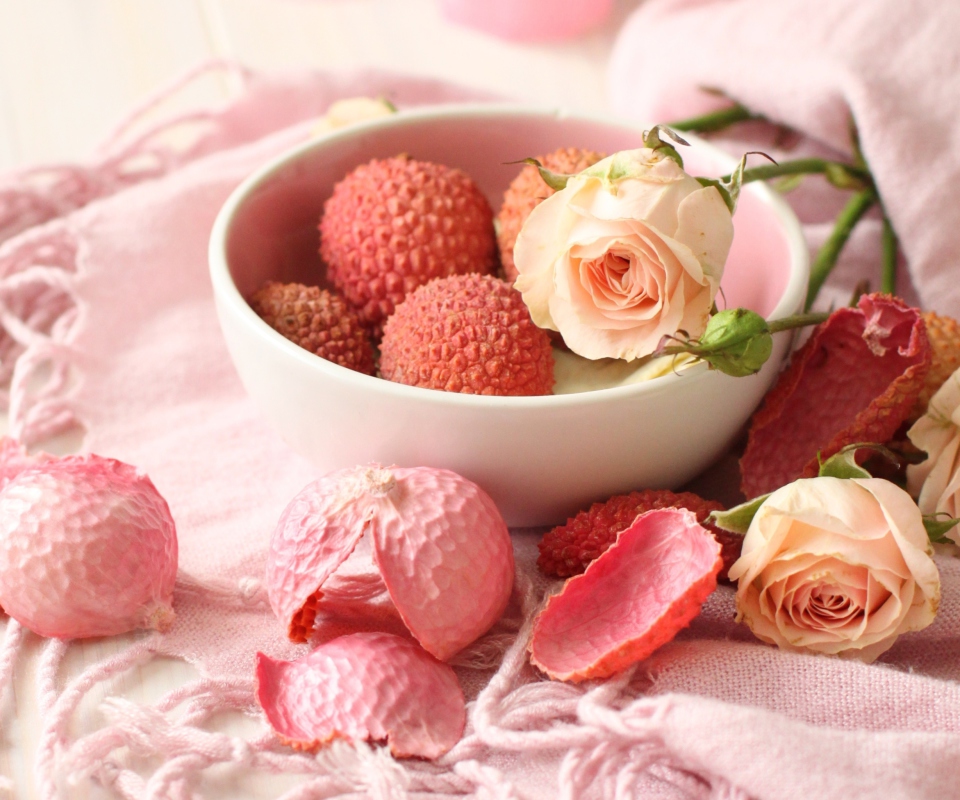 Pink Roses And Petals screenshot #1 960x800