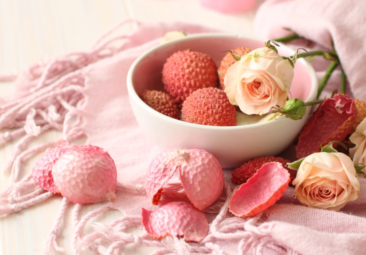 Das Pink Roses And Petals Wallpaper