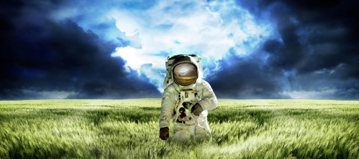 Fondo de pantalla Astronaut On New Planet 720x320