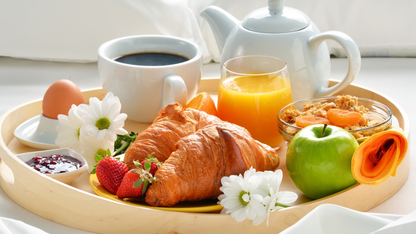 Das Breakfast with croissant and musli Wallpaper 1366x768
