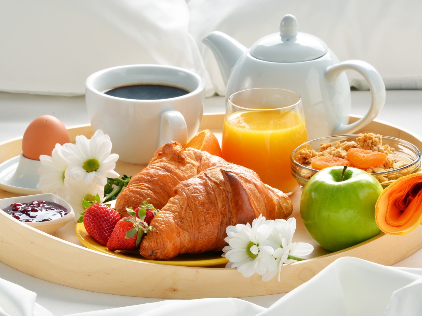 Das Breakfast with croissant and musli Wallpaper 1400x1050