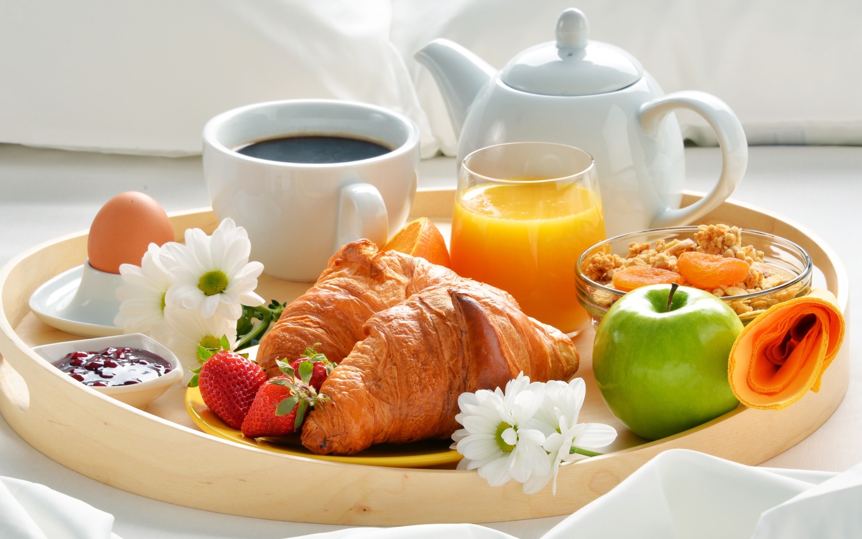 Das Breakfast with croissant and musli Wallpaper 1680x1050