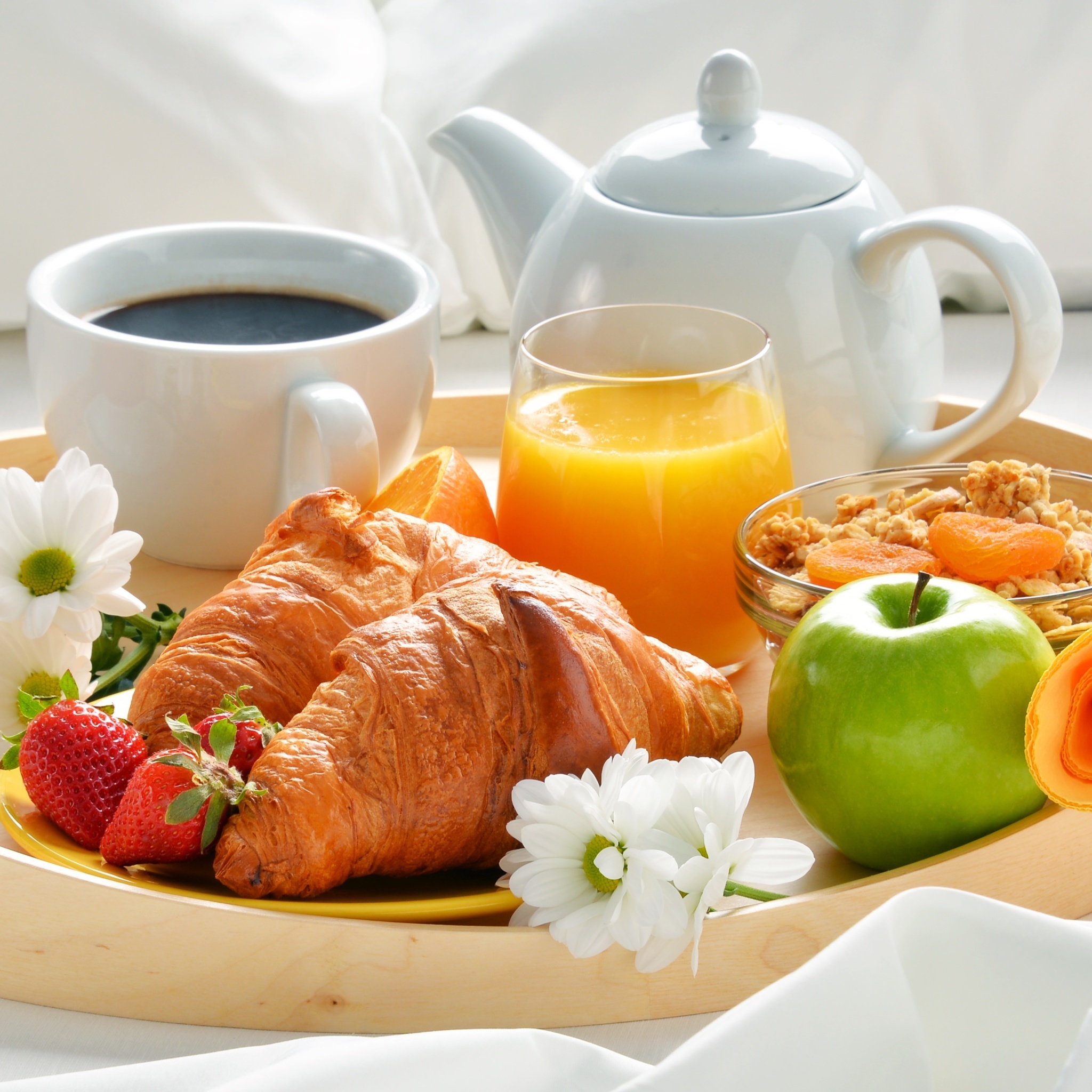 Fondo de pantalla Breakfast with croissant and musli 2048x2048