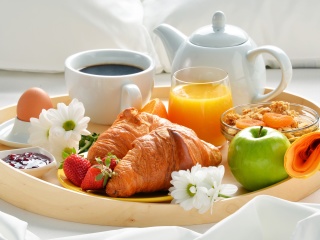 Das Breakfast with croissant and musli Wallpaper 320x240