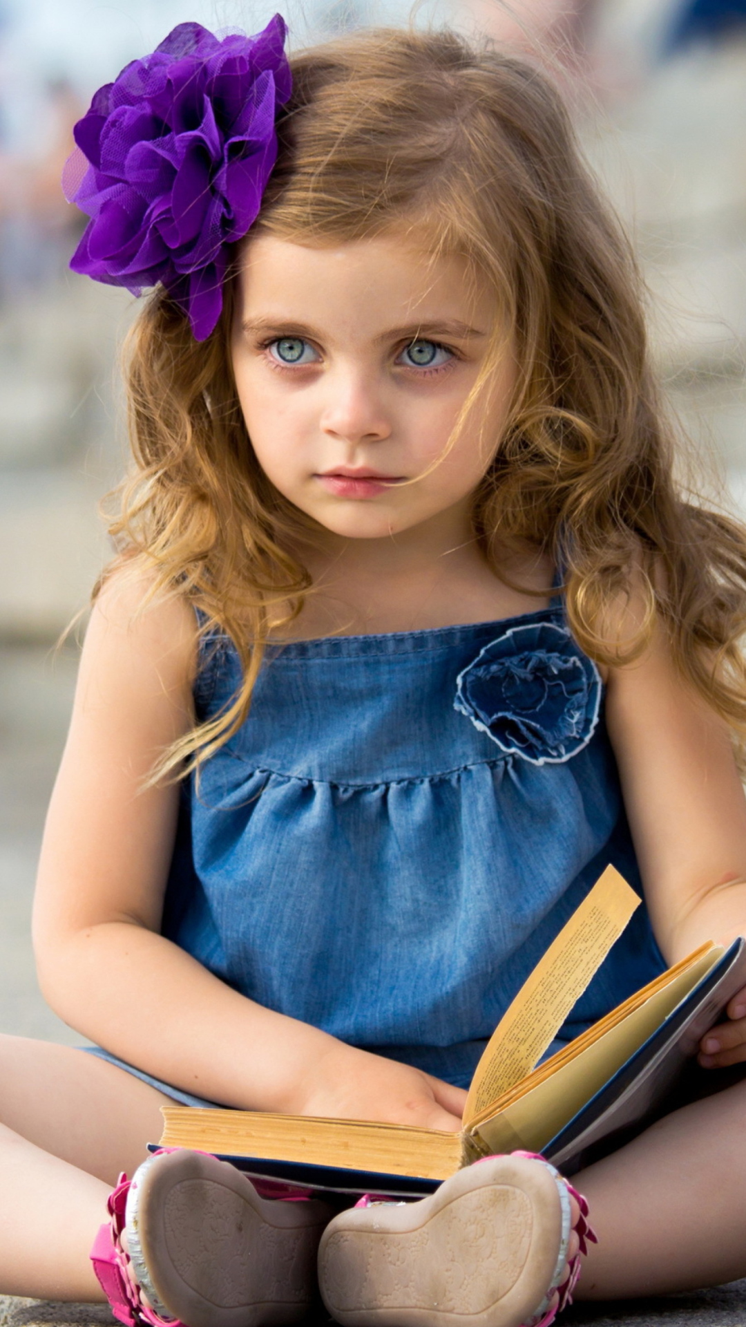 Fondo de pantalla Sweet Child Girl With Flower In Her Hair 1080x1920
