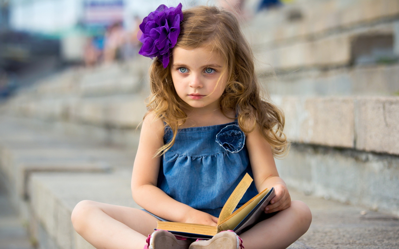 Обои Sweet Child Girl With Flower In Her Hair 1280x800