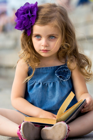 Fondo de pantalla Sweet Child Girl With Flower In Her Hair 320x480